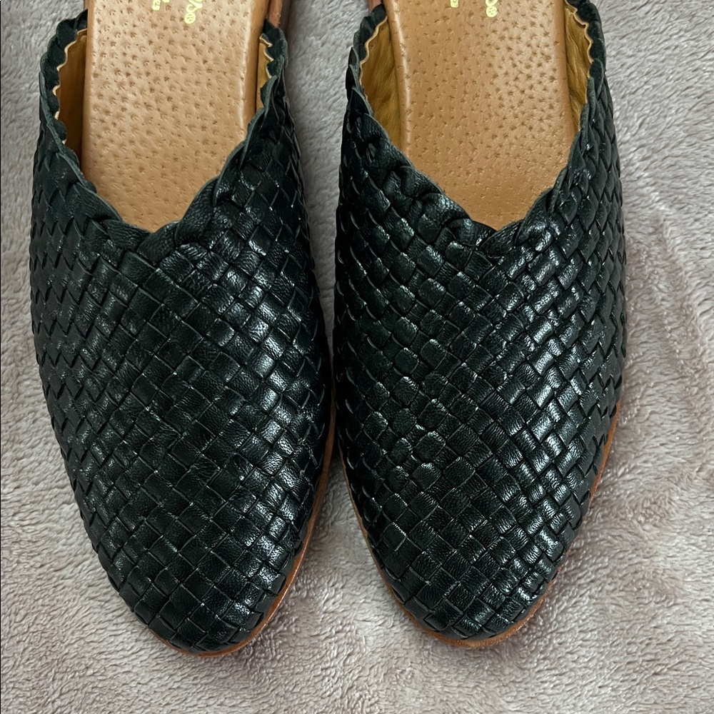Seychelles Black Woven Slip-On Mules with Tan Footbed - Picture 7 of 7